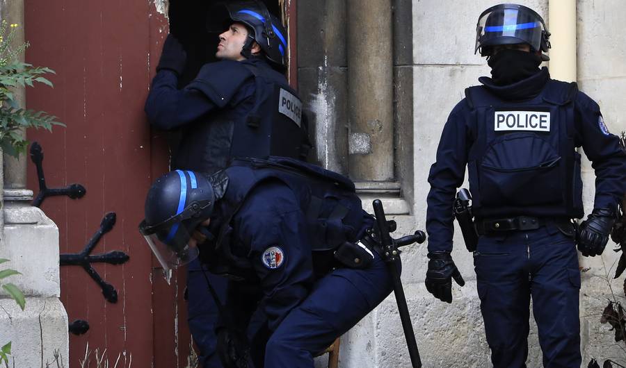 paris police raids an apartment near stade de france stadium:two jihadist killed